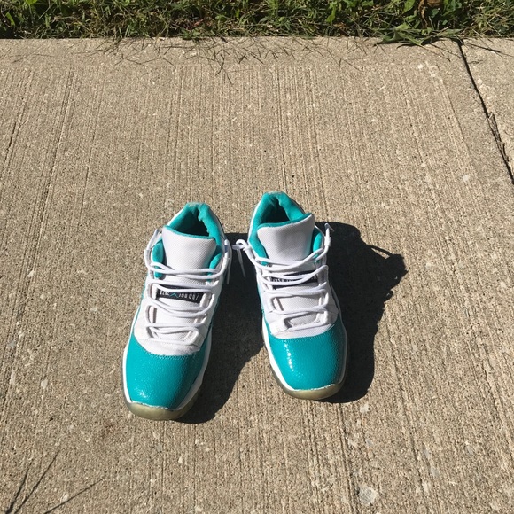 Jordan’s Aqua low top 11’s - Picture 4 of 4